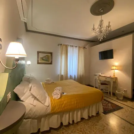 Palazzo Mari & Bed & Breakfast Montevarchi
